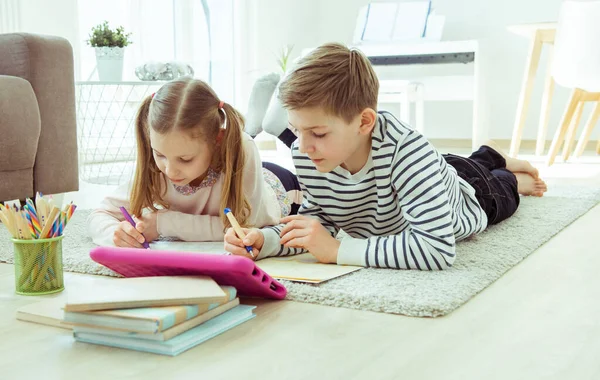 Leuke Broers Zussen Schoolkinderen Studeren Thuis Kantoor Tijdens Coronavirus Quarantaine — Stockfoto