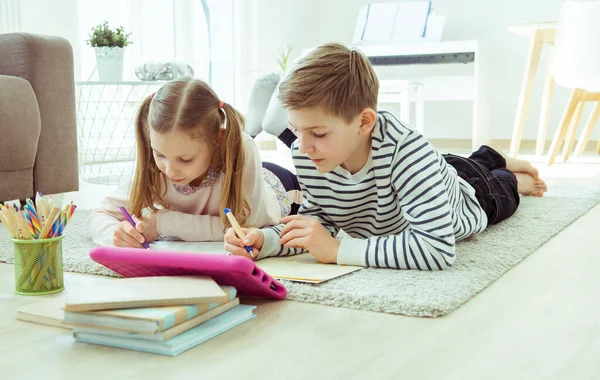 Lindos Hermanos Escolares Que Estudian Oficina Del Hogar Durante Cuarentena — Foto de Stock