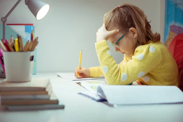 Schattig Klein Schoolmeisje Bril Maakt Haar Huiswerk Aan Het Bureau — Stockfoto