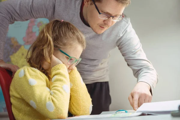 Jeune Père Enseignant Aidant Fille Avec Des Devoirs Pendant Quarantaine — Photo