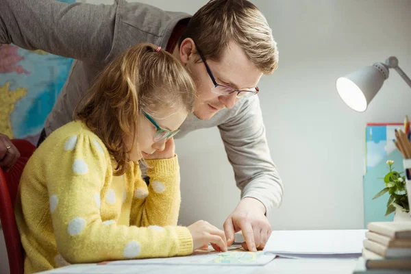 Νεαρός Πατέρας Διδάσκει Και Βοηθά Την Κόρη Του Την Εργασία — Φωτογραφία Αρχείου