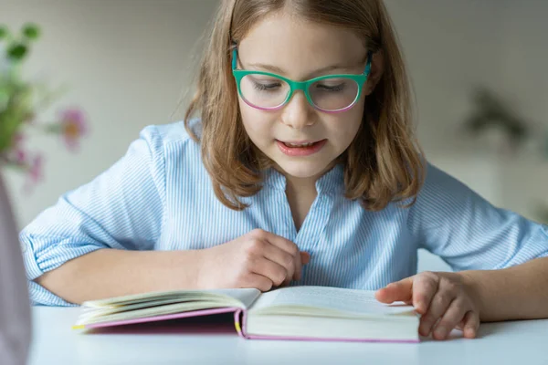 Glückliche Hübsche Teenager Mädchen Lesen Buch Schreibtisch Hause Während Pandemie — Stockfoto