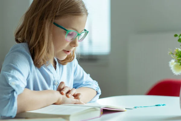 Glückliche Hübsche Teenager Mädchen Lesen Buch Schreibtisch Hause Während Pandemie — Stockfoto