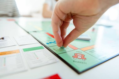 KIEL, GERMANY - 14 Şubat 2021: Mutlu çocukların parasıyla aileleriyle keyifli vakit geçiren eller