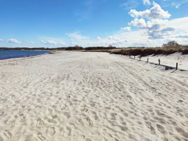 Önünde beyaz kum olan Almanya 'daki güzel deniz manzarası - Görüntü