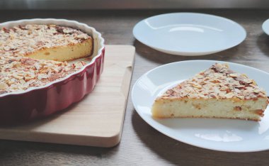 Sıcak mutfakta, beyaz tabakta taze pişmiş elmalı turta.