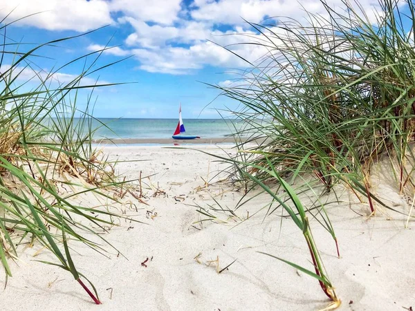 Foto Lille Båd Med Farverige Sejl Hvid Sandstrand Overskyet Vejr - Stock-foto