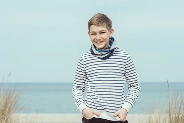 Portret Van Knappe Tienerjongen Zittend Lachend Wit Zand Baltisch Zeestrand — Stockfoto