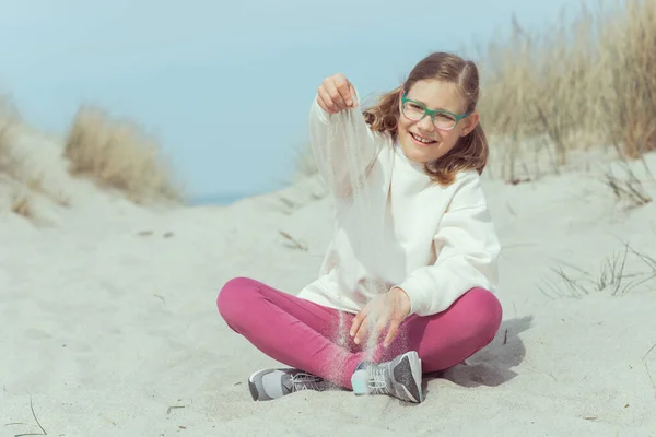 Porträt Eines Hübschen Kleinen Mädchens Teenageralter Auf Weißem Sand Den — Stockfoto
