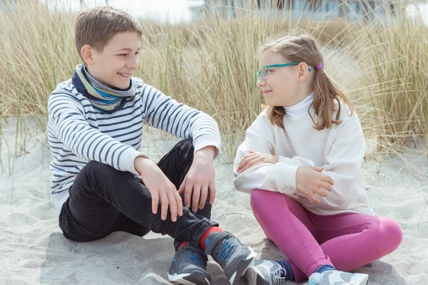 Retrato Dos Felices Hermanos Adolescentes Lindos Sentados Gozosos Hablando Arena — Foto de Stock