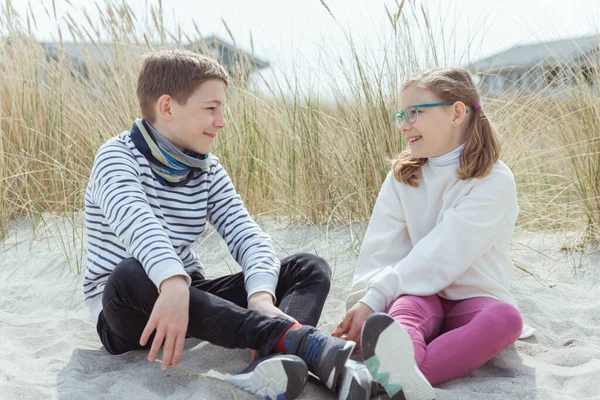 Портрет Двух Счастливых Милых Подростков Сидящих Веселых Разговаривающих Белом Песке — стоковое фото