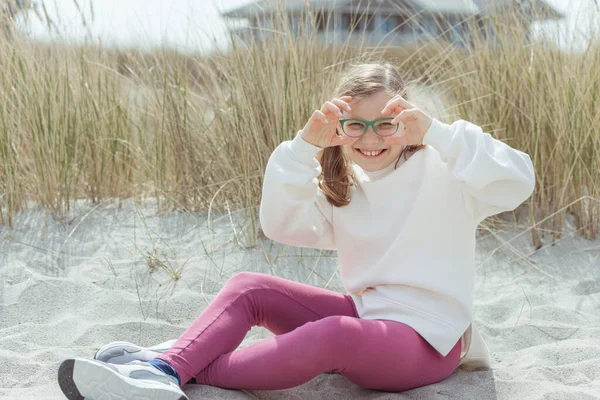 Portrait Jolie Petite Adolescente Assise Sur Sable Blanc Dans Les — Photo