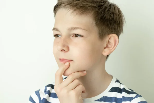 Retrato Bonito Teen Menino Posando Branco Parede Fundo — Fotografia de Stock