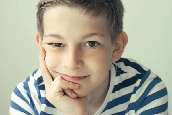 Retrato Bonito Teen Menino Posando Branco Parede Fundo — Fotografia de Stock