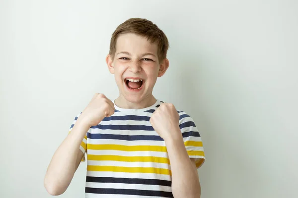 Портрет Счастливого Красивого Мальчика Подростка Белом Фоне Позирующего Эмоциональным Жестом — стоковое фото