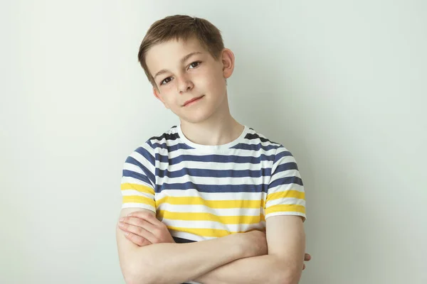 Portret Van Knappe Tiener Jongen Poseren Witte Muur Achtergrond — Stockfoto
