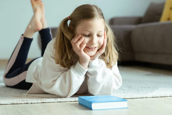 Porträtt Söt Tonåring Flicka Läsa Bok Golvet Vardagsrummet Hemma — Stockfoto