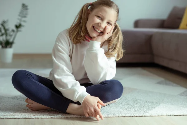 Porträtt Leende Tonåring Flicka Sitter Golvet Vardagsrummet Hemma — Stockfoto