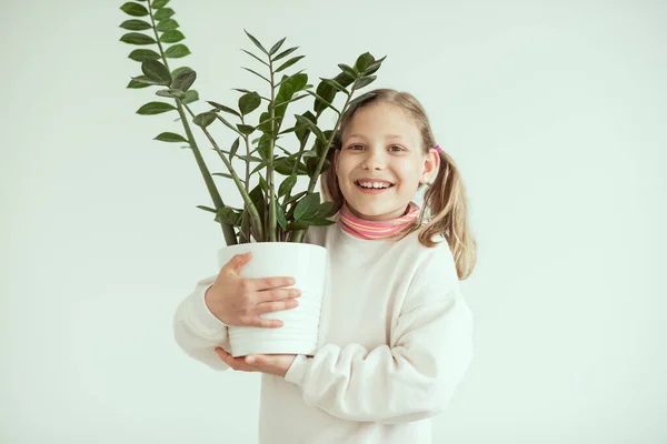 Heureux Adorable Enfant Fille Tenant Plante Verte Avec Amour Soin — Photo