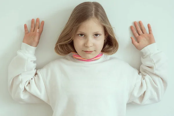 Preadolescente Adorable Chica Con Gesto Rendición Pie Sobre Fondo Blanco —  Fotos de Stock