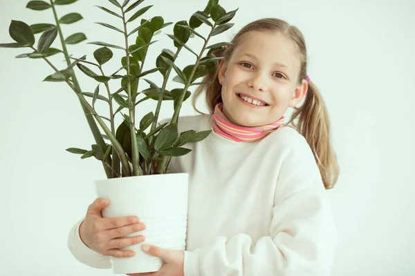 Glad Bedårande Barn Flicka Håller Grön Växt Med Kärlek Och — Stockfoto