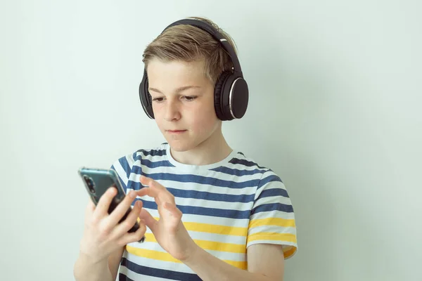 Beau Adolescent Garçon Avec Casque Téléphone Portable Sur Fond Blanc — Photo