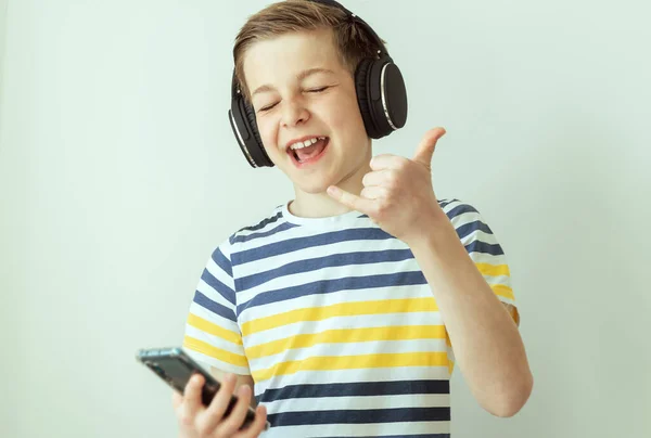 Πορτρέτο Του Όμορφος Χαρούμενος Έφηβος Αγόρι Ακούστε Μουσική Ακουστικά Και — Φωτογραφία Αρχείου