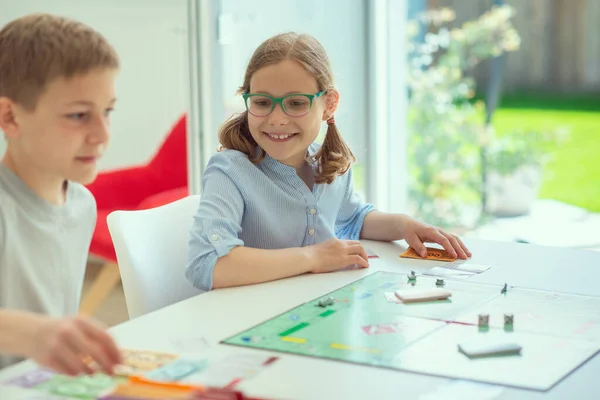 Felice Simpatici Bambini Che Giocano Giochi Tavolo Divertirsi Insieme Casa — Foto Stock