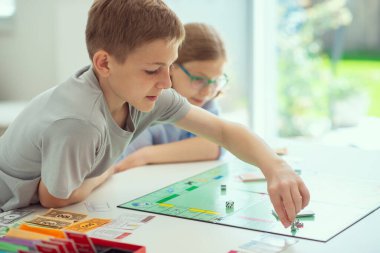 Mutlu şirin çocuklar oyun oynuyorlar ve evde birlikte eğleniyorlar.