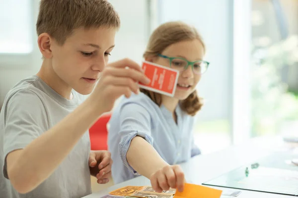 Feliz Lindo Niños Jugando Juegos Mesa Divertirse Juntos Casa —  Fotos de Stock