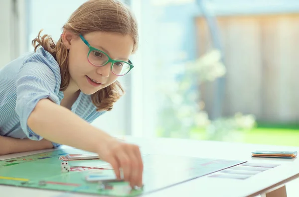 Retrato Chica Adolescente Bonita Gafas Jugando Juego Mesa Con Los — Foto de Stock