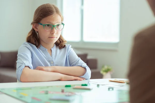 穿着眼镜和父母玩棋盘游戏的漂亮少女的画像 — 图库照片