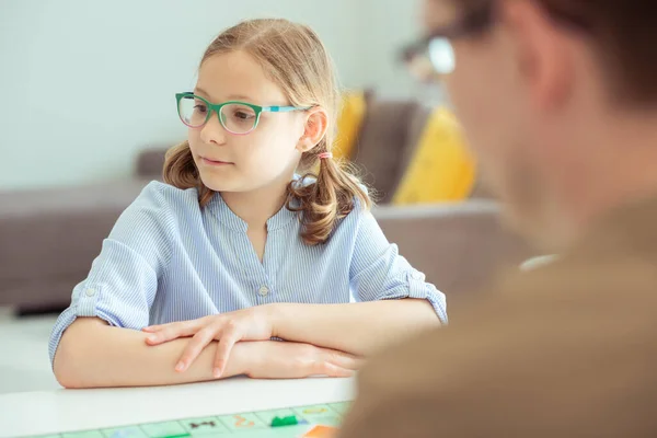 Retrato Chica Adolescente Bonita Gafas Jugando Juego Mesa Con Los — Foto de Stock