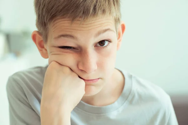 Närbild Porträtt Besviken Tonåring Stilig Pojke — Stockfoto