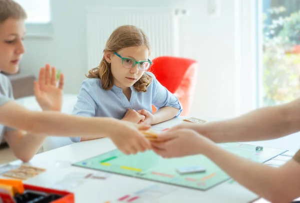 Felice Simpatici Bambini Che Giocano Giochi Tavolo Divertirsi Insieme Casa — Foto Stock