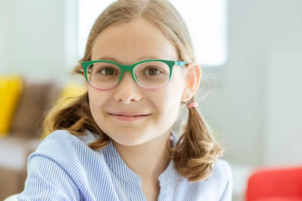 Porträt Des Süßen Kleinen Teenie Mädchens Mit Brille Und Lustigen — Stockfoto