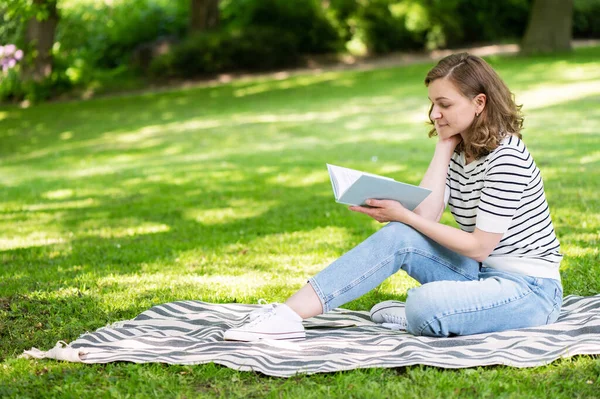 Hermosa Mujer Joven Leer Libro Mientras Relaja Verde Gran Parque —  Fotos de Stock