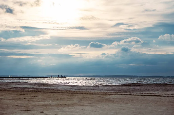 Δραματικός Ουρανός Στο Ηλιοβασίλεμα Παραλία Πρώτο Πλάνο Στη Βαλτική Θάλασσα — Φωτογραφία Αρχείου