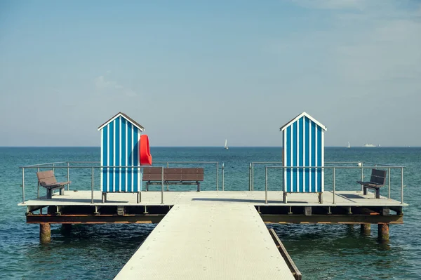 Fin Del Muelle Con Dos Casas Madera Como Vestuario Bancos —  Fotos de Stock