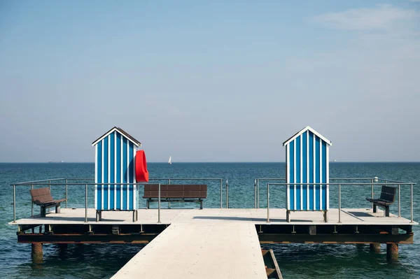 Fin Del Muelle Con Dos Casas Madera Como Vestuario Bancos —  Fotos de Stock