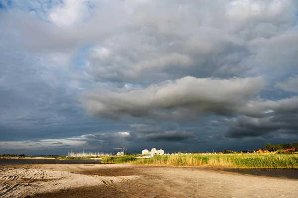 Ciel Dramatique Orageux Lumière Ensoleillée Marine Confortable Dans Nord Allemagne Photos De Stock Libres De Droits