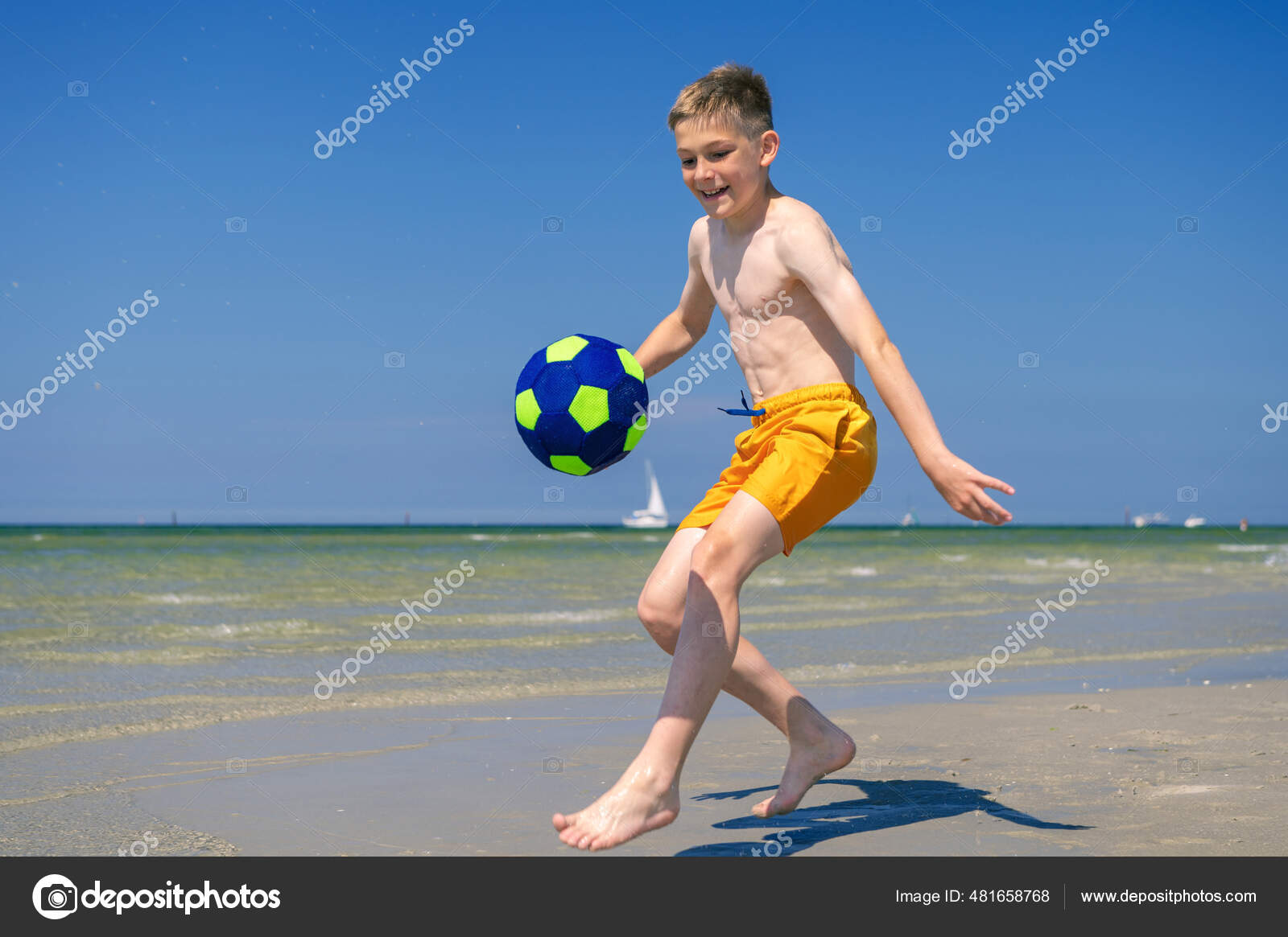 Счастливый Мальчик Подросток Играет Мячом Пляже Летний Солнечный.