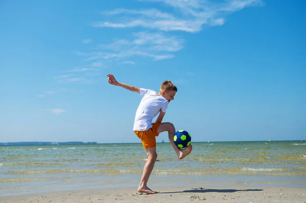 夏天阳光明媚 背景蓝天 快乐少年在海滩玩球 — 图库照片