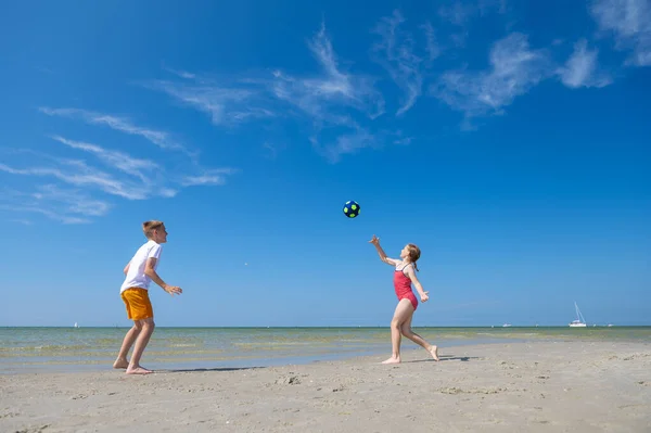 Ευτυχισμένα Παιδιά Παίζουν Μπάλα Στην Παραλία Καλοκαίρι Ηλιόλουστη Μέρα Μπλε — Φωτογραφία Αρχείου