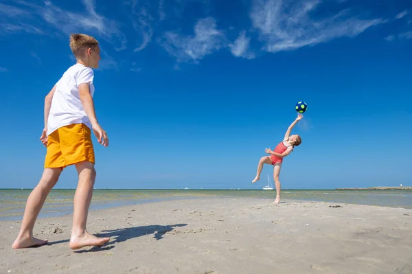 Bambini Felici Che Giocano Con Palla Sulla Spiaggia Estate Giornata — Foto Stock