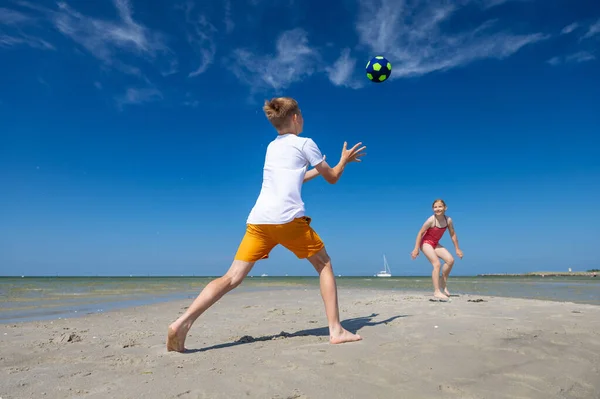 Glada Barn Leker Med Bollen Stranden Sommaren Solig Dag Med — Stockfoto