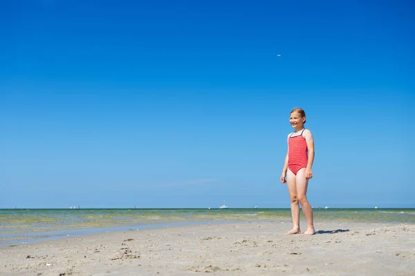Мила Дівчинка Біжить Розважається Пляжі Літній Сонячний День — стокове фото