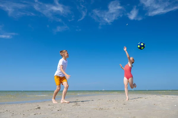 Happy Children Playing Ball Beach Summer Sunny Day Blue Sky — Zdjęcie stockowe