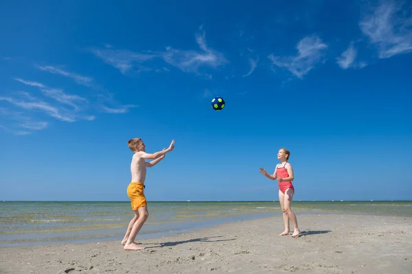 Ευτυχισμένα Παιδιά Παίζουν Μπάλα Στην Παραλία Καλοκαίρι Ηλιόλουστη Μέρα Μπλε — Φωτογραφία Αρχείου