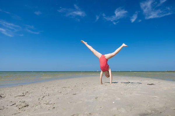 Nettes Mädchen Läuft Und Hat Spaß Strand Einem Sonnigen Sommertag — Stockfoto